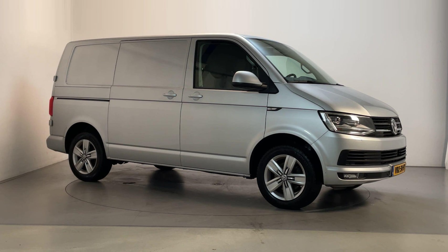 Volkswagen Transporter - 2.0 TDI 150pk L1H1 Highline LED Adaptive Cruise Parkeersensoren - AutoWereld.nl