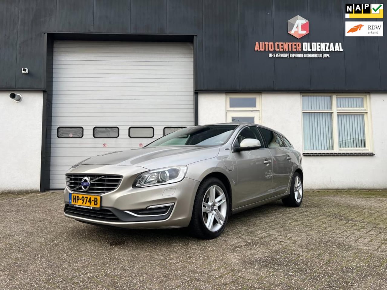 Volvo V60 - 2.4 D6 Twin Engine R-Design Plug in Hybrid|Xenon|AWD|Nav|Leer| - AutoWereld.nl