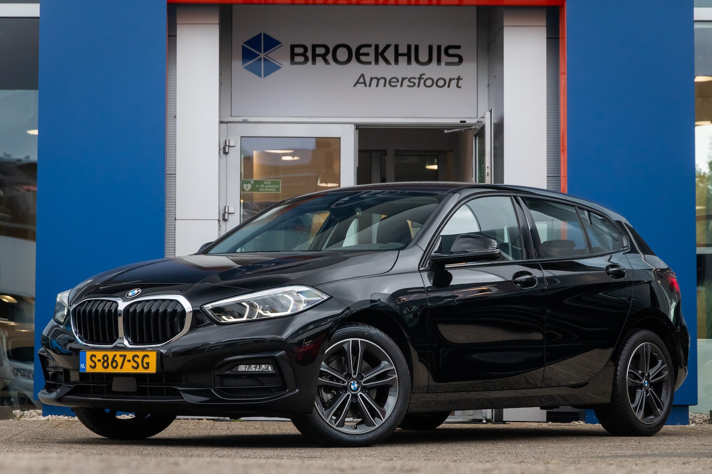 BMW 1-serie - 118i Introduction Edition | Achteruitrijcamera | Electronic climate controle | Navigatiesy - AutoWereld.nl