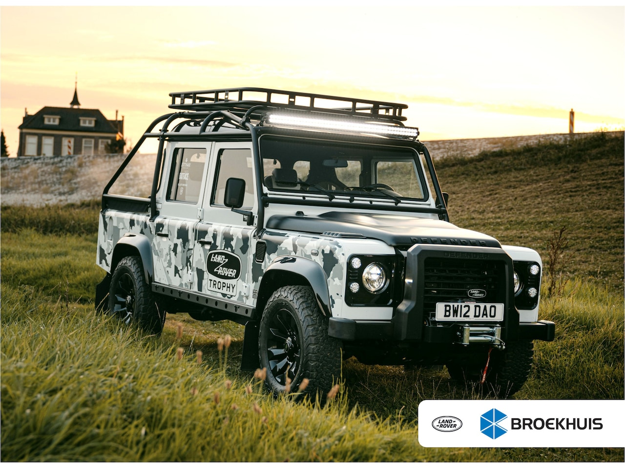 Land Rover Defender 110 - Crew Cab TROPHY 2 Works V8 | 1 of 4 LHD Defender Trophy 2 Crew Cab | WARN | - AutoWereld.nl