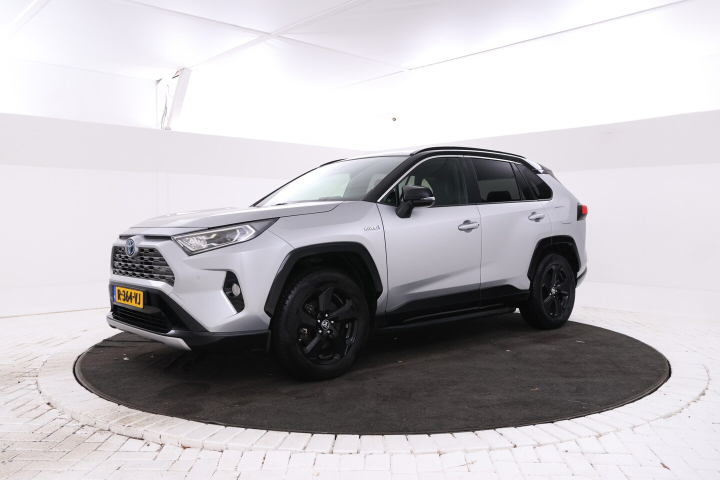 Toyota RAV4 - 2.5 Hybrid AWD Bi-Tone bomvol en awd! - AutoWereld.nl