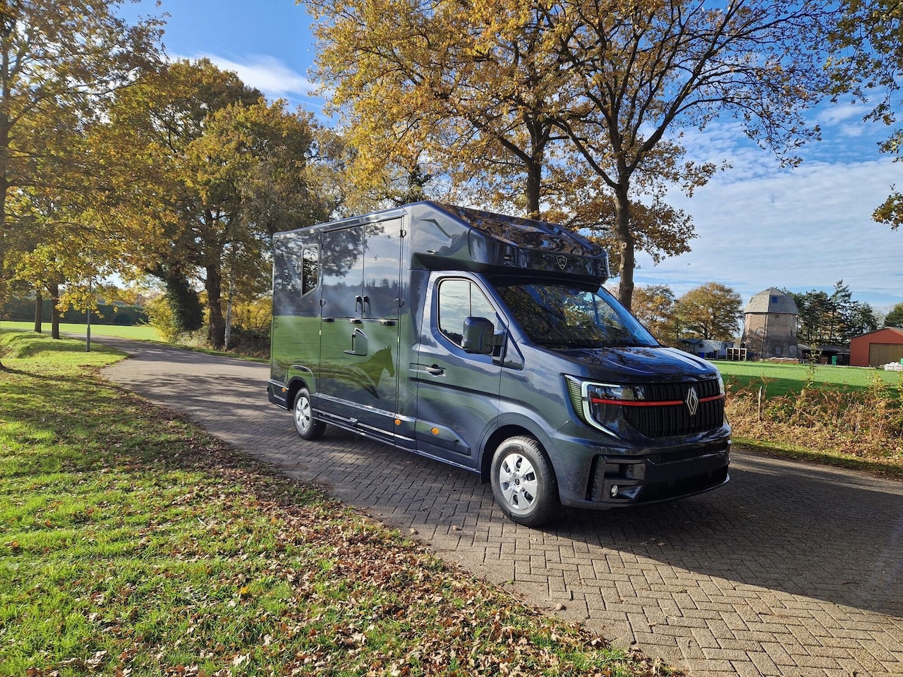 Renault Master Pro - MTM S3 EXCLUSIVE ! Nieuw model paardenwagen voor 2 paarden met een Pro-Safety hengsten uit - AutoWereld.nl