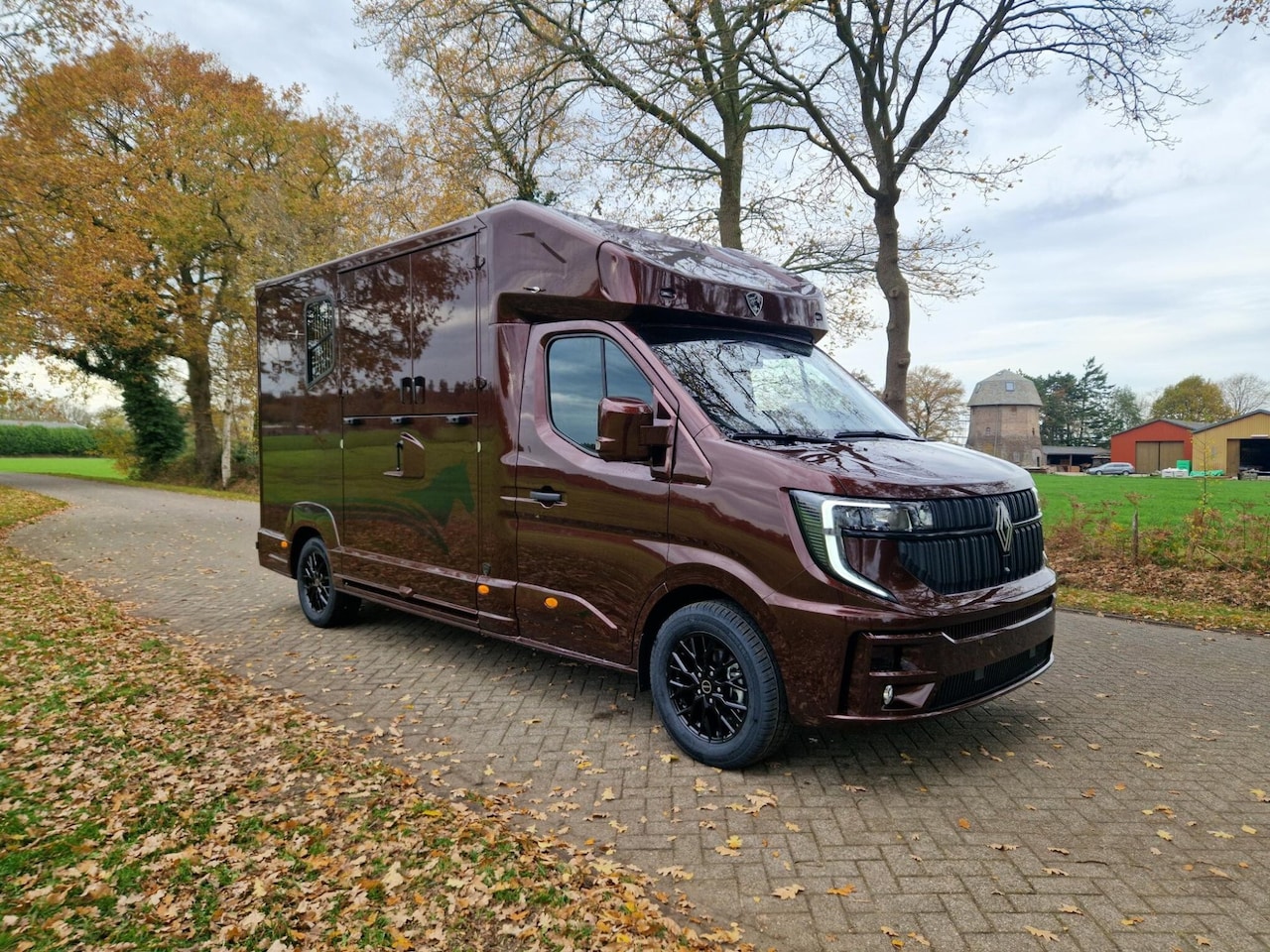 Renault Master Pro - MTM S3 EXCLUSIVE ! Nieuw model paardenwagen voor 2 paarden met een Pro-Safety hengsten uit - AutoWereld.nl