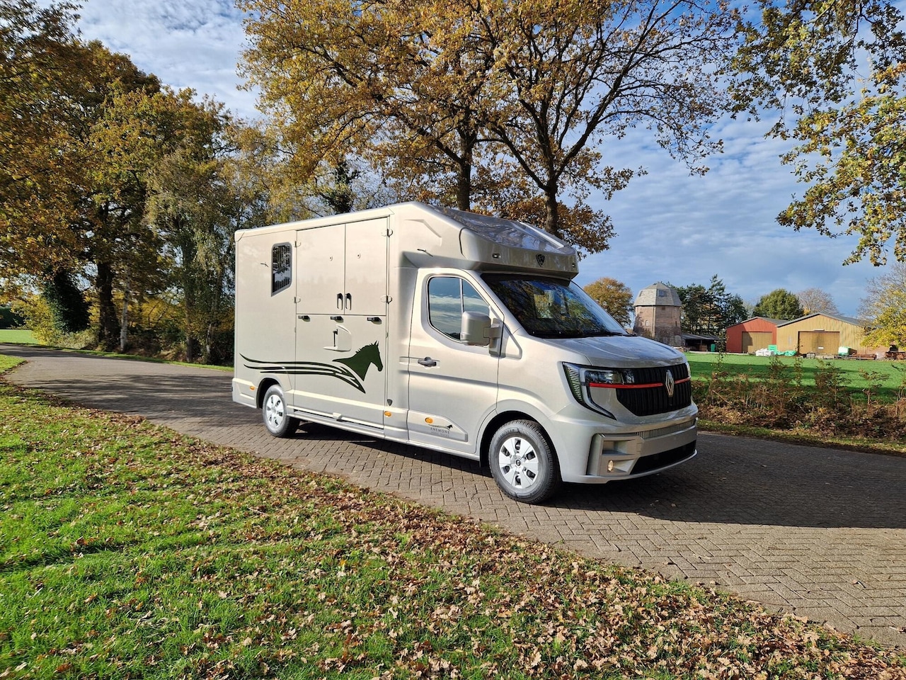 Renault Master Pro - MTM S3 EXCLUSIVE ! Nieuw model paardenwagen voor 2 paarden met een Pro-Safety hengsten uit - AutoWereld.nl