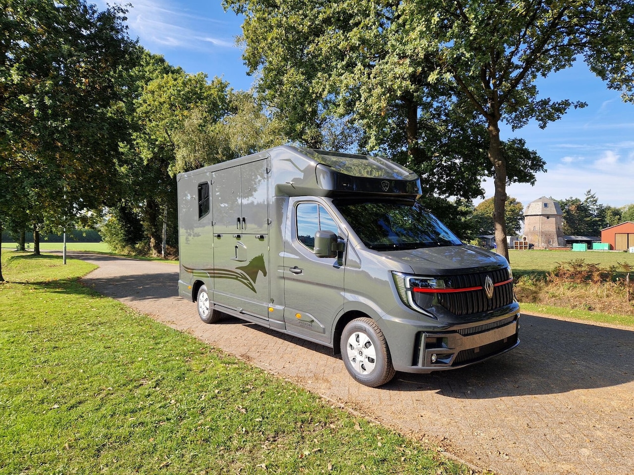 Renault Master Pro - MTM S3 EXCLUSIVE ! Nieuw model paardenwagen voor 2 paarden met een Pro-Safety hengsten uit - AutoWereld.nl