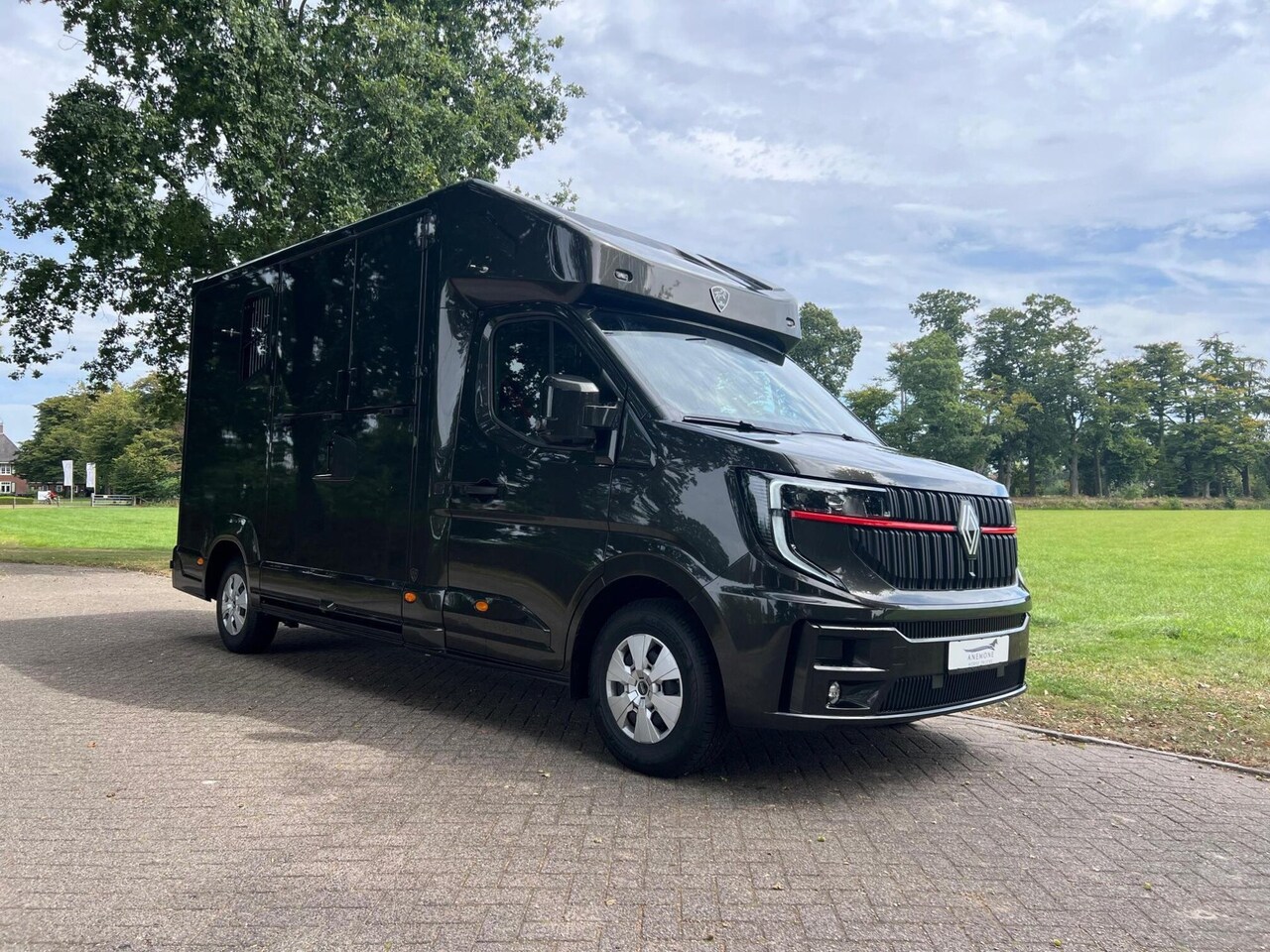 Renault Master Pro - MTM S3 EXCLUSIVE ! Nieuw model paardenwagen voor 2 paarden met een Pro-Safety hengsten uit - AutoWereld.nl