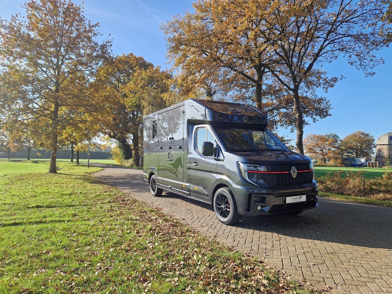 Renault Master Pro - MTM S3 EXCLUSIVE ! Nieuw model paardenwagen voor 2 paarden met een Pro-Safety hengsten uit - AutoWereld.nl