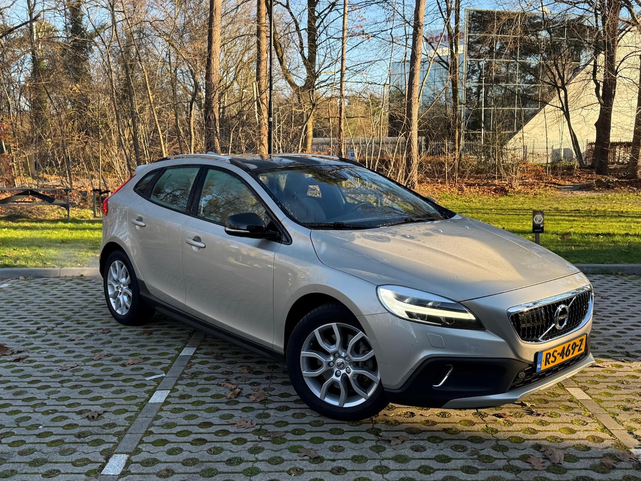 Volvo V40 Cross Country - 1.5 T3 Nordic+ Pano l BLIS - AutoWereld.nl