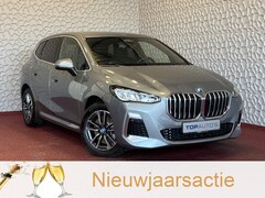 BMW 2-serie Active Tourer - ✅ 230E ✅ XDRIVE 326 PK M SPORT LED ELEK.KLEP CAMERA WEGKLAPBARE.TREKHAAK 04/2024 AWD 4X4 4