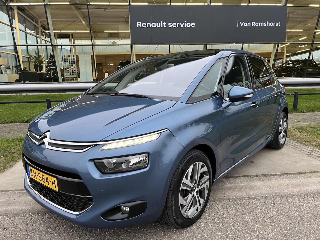 Citroën C4 Picasso - 1.2 PureTech Business / 131 PK / Keyless entry / Camera / PDC V+A / Navi / Bluetooth / 17' - AutoWereld.nl