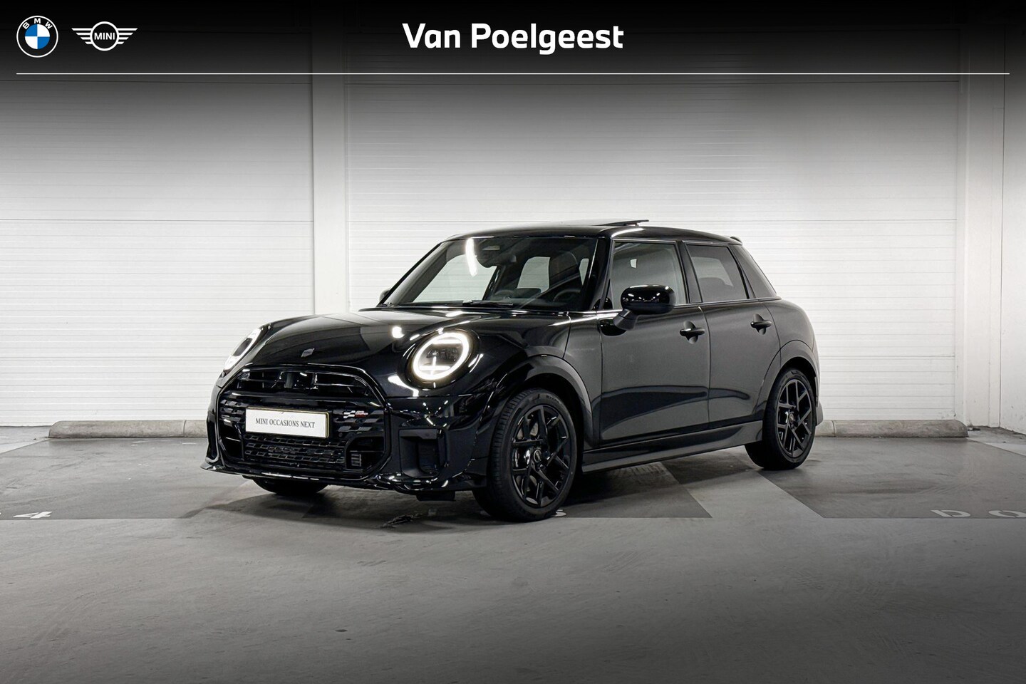 MINI Cooper - 5-deurs C | John Cooper Works Uitvoering  | Pakket M | 17" John Cooper Works Sprint Spoke - AutoWereld.nl