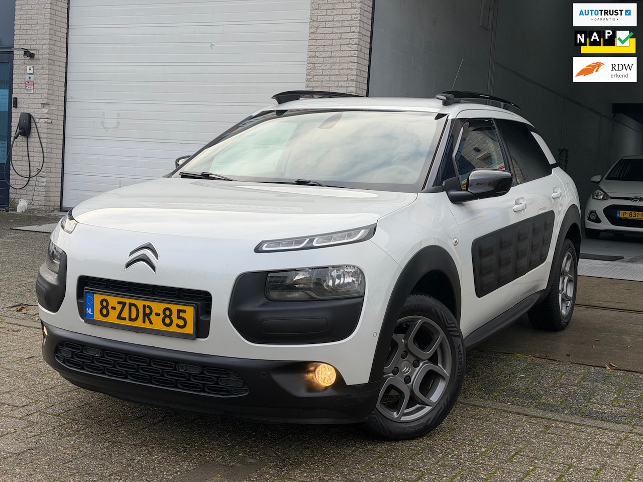 Citroën C4 Cactus - 1.2 e-VTi Shine/ AUTOMAAT/ nap/ dealeronderhouden/ 1jaar apk/ volle opties. - AutoWereld.nl