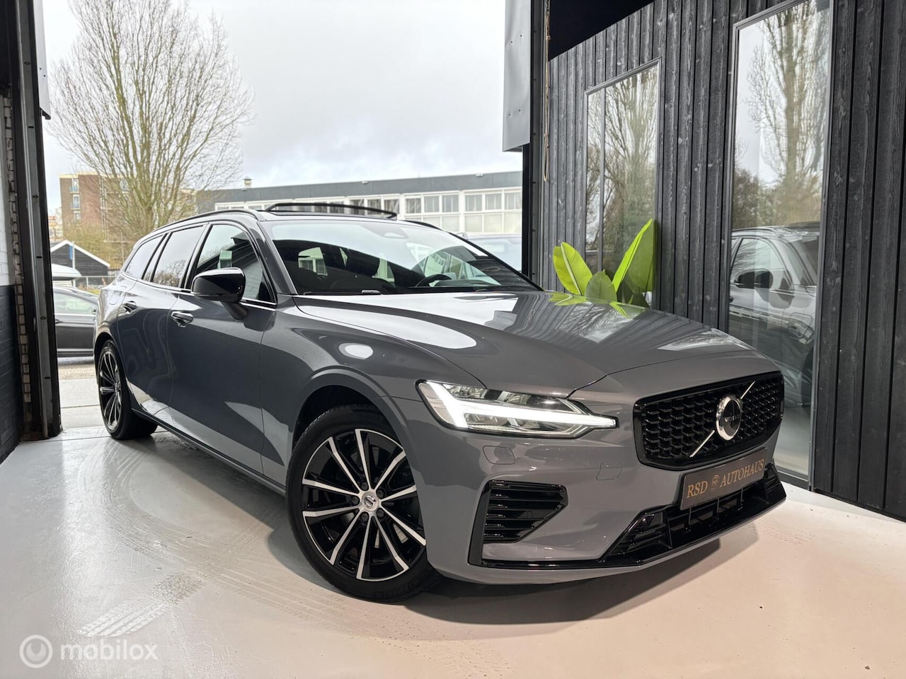 Volvo V60 - 2.0 T8 Plug-in hybrid AWD Ultimate Dark - AutoWereld.nl