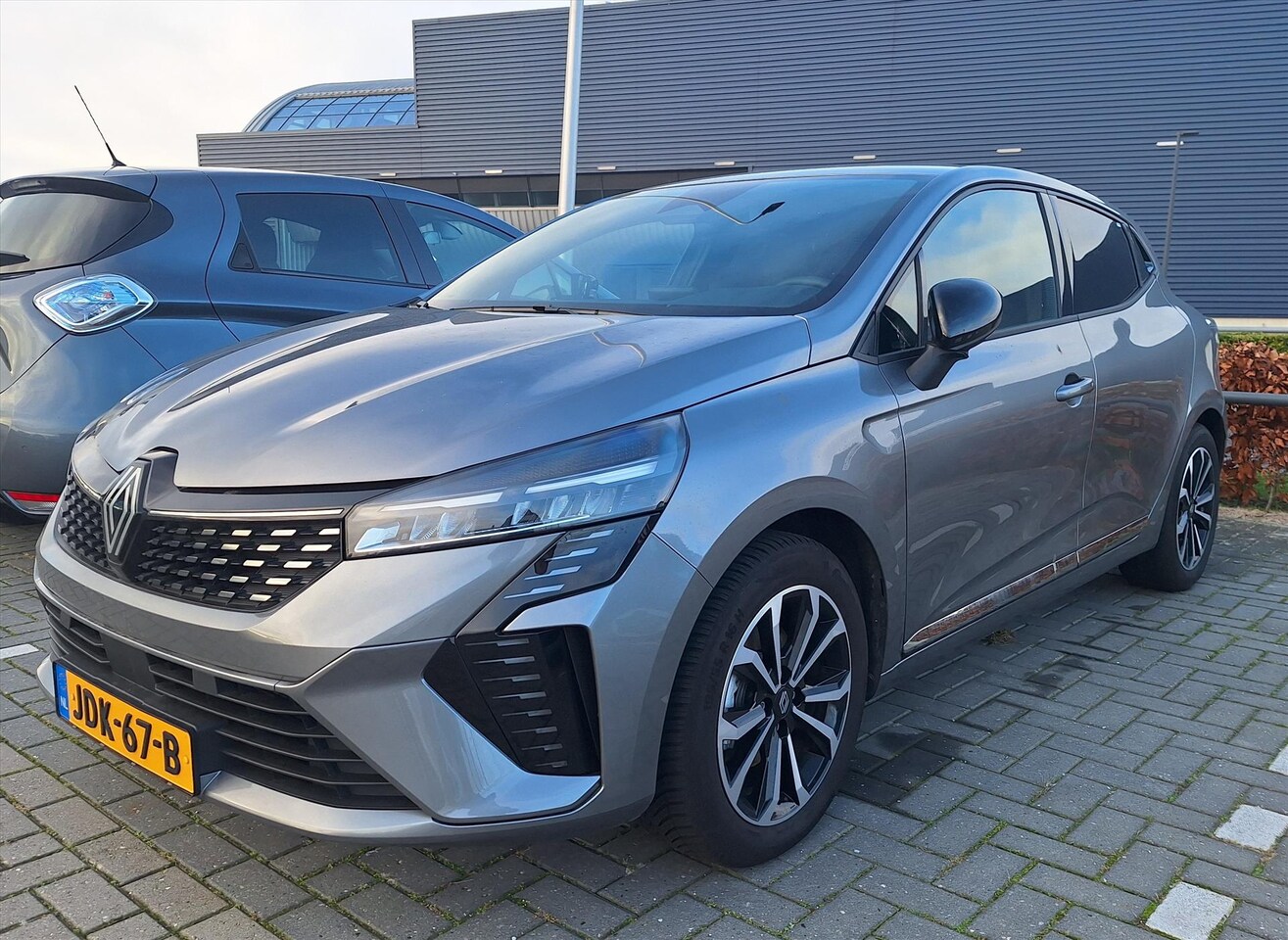 Renault Clio - 1.6 E-Tech Hybrid 145pk Techno / 9,3 Navigatie / Camera / Stoelverwarming - AutoWereld.nl