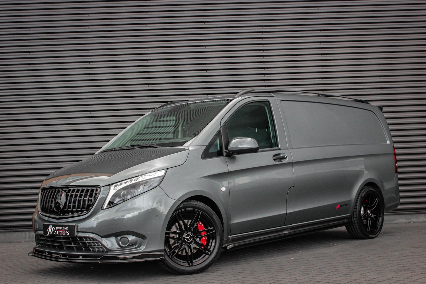 Mercedes-Benz Vito - 215PK JB- EDITION FULL BLACK / AMG / SPOILER / VERLAGINGSVEREN / NAVIGATIE / CLIMATE CONTR - AutoWereld.nl