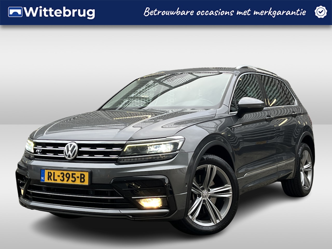 Volkswagen Tiguan - 2.0 TSI 4Motion 220pk Highline Business R / R-line Exterieur / Digitaal dashboard / Panora - AutoWereld.nl
