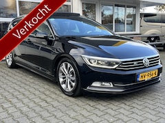 Volkswagen Passat Variant - 1.6 TDI R-Line Panoramadak Virtual cockpit LED koplampen Camera Trekhaak KESSY Stoelverwar