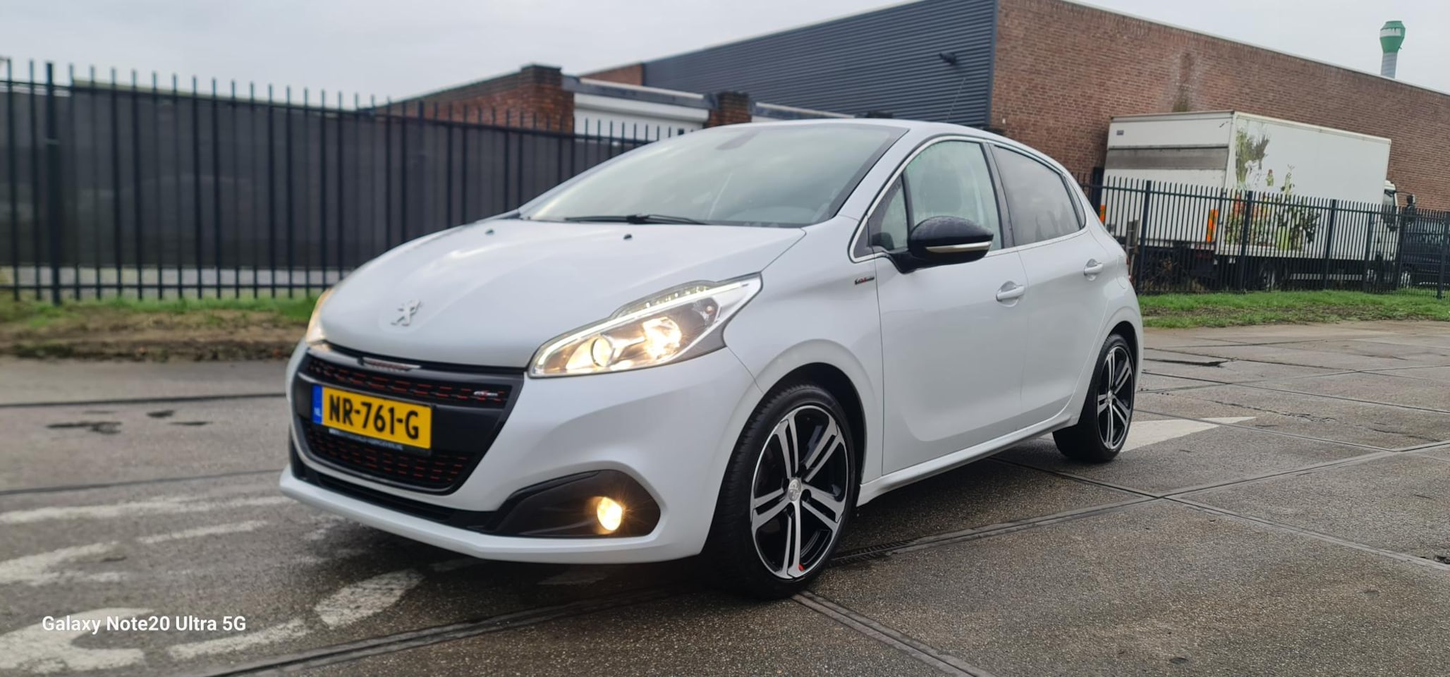 Peugeot 208 - 1.2 PureTech GT-Line Paarlemoer wit Airco Multimediaspeler navigatie - AutoWereld.nl