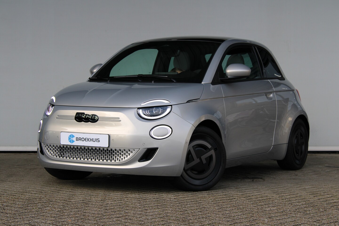 Fiat 500e - Giorgio Armani Edition 42 kWh | Achteruitrijcamera | Apple Carplay/Android Auto|telefoonin - AutoWereld.nl