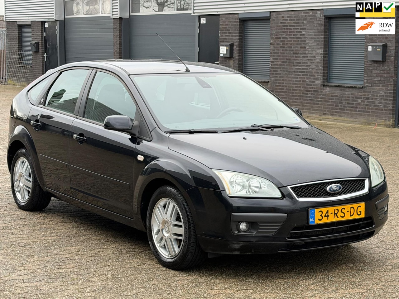 Ford Focus - 1.6-16V Ghia NIEUWE APK CLIMA TREKHAAK - AutoWereld.nl