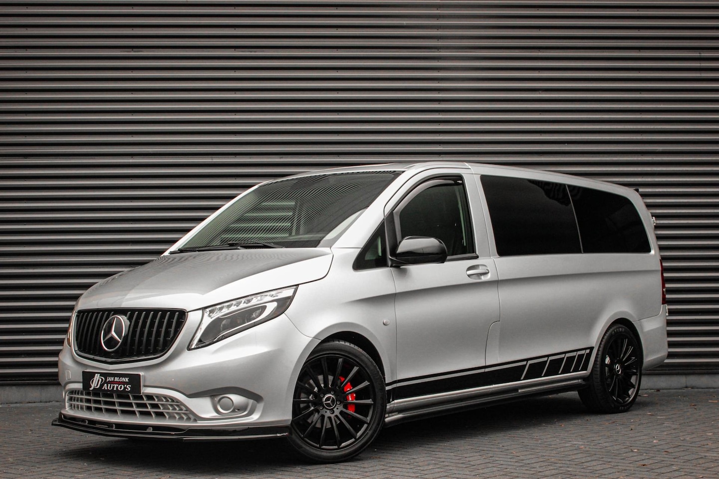 Mercedes-Benz Vito - 136PK LANG JB- EDITION FULL BLACK / AMG / SPOILER / VERLAGINGSVEREN / NAVIGATIE / SIDE- BA - AutoWereld.nl