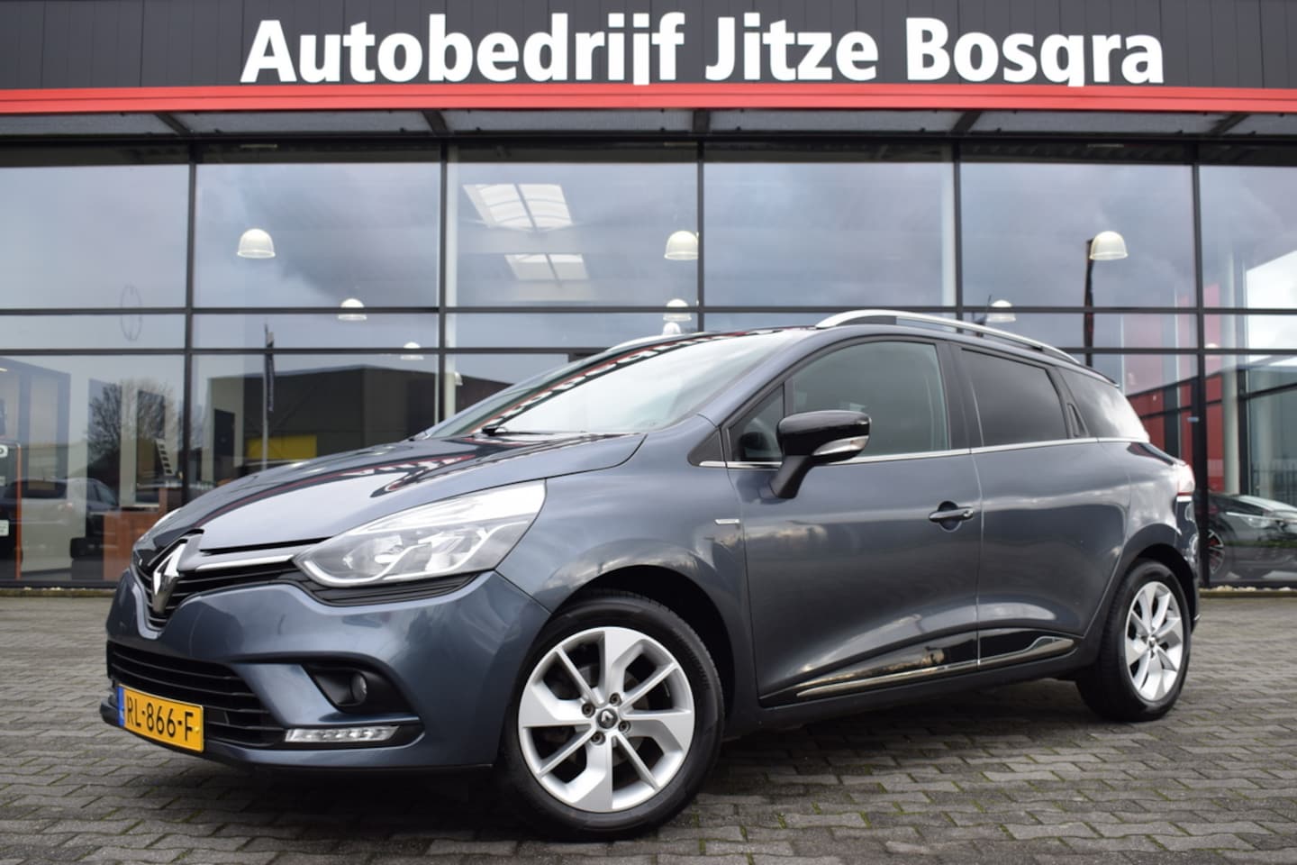 Renault Clio Estate - 0.9 TCE Limited Airco | Full Map Navi | Telefonie | Trekhaak | Isofix - AutoWereld.nl