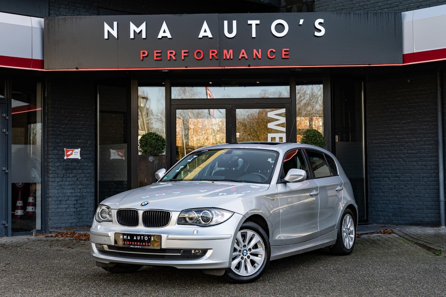 BMW 1-serie - 118i Executive PANO / LAGE KM / GARANTIE / STOELVERWARMING / NETTE STAAT / SCHERM / NAVI - AutoWereld.nl