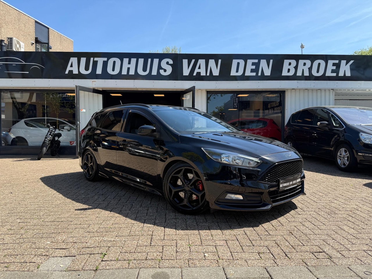 Ford Focus Wagon - 2.0 ST 250Pk Navi Cruise Climate Ctr Camera DAB Xenon Leer Elek Pakket Nw Apk - AutoWereld.nl