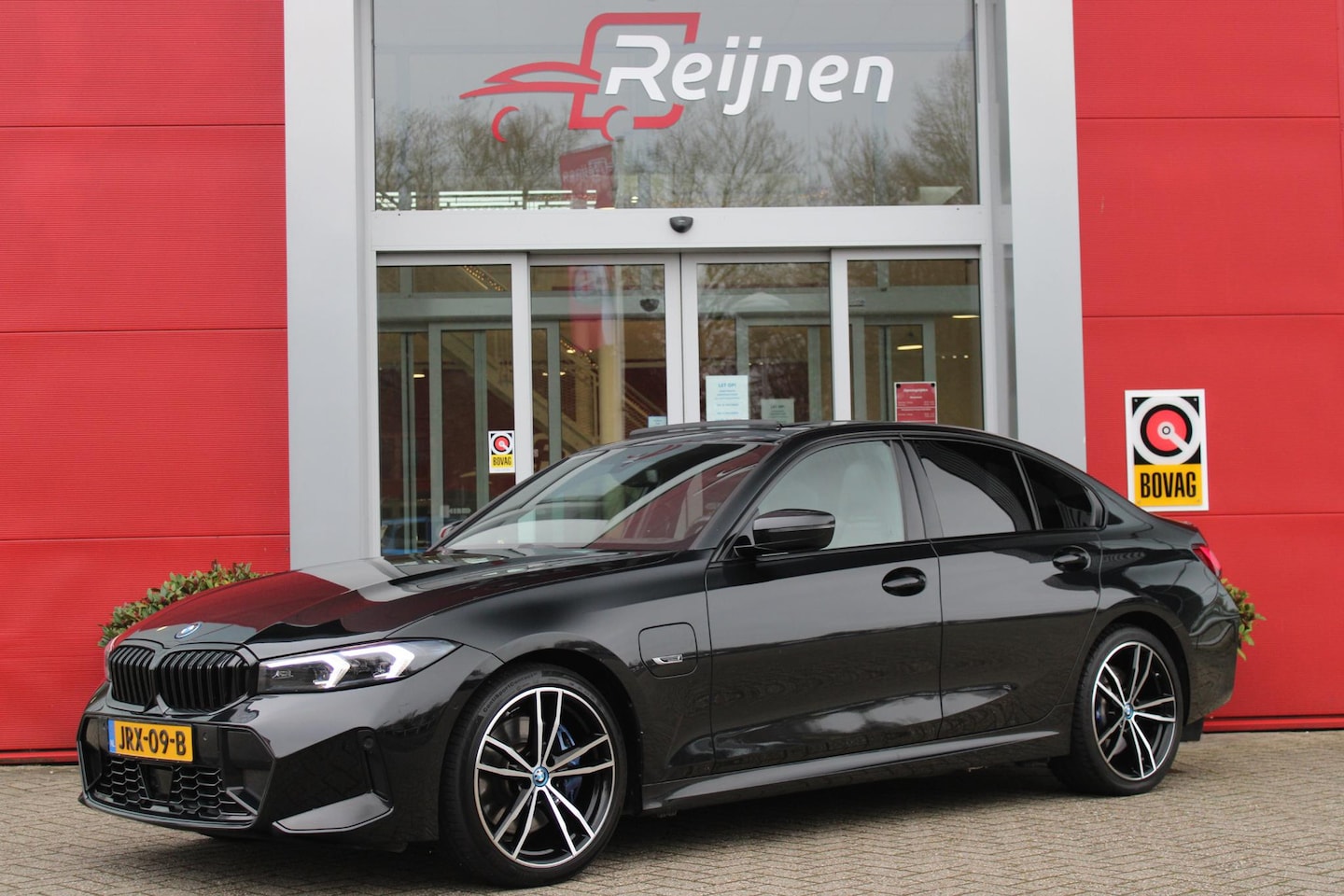 BMW 3-serie - 330e 292PK xDRIVE | PANORAMISCH SCHUIF/KANTEL DAK | M-SPORT PRO-PAKKET | M-SPORT REMMEN UI - AutoWereld.nl
