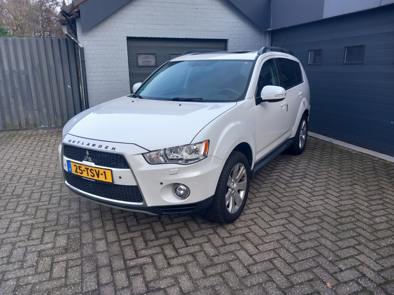 Mitsubishi Outlander - 2.0 Edition Two 2.0 Edition Two,Airco,Schuifkantel dak,Automaat,Stuurflippers,Parking system - AutoWereld.nl