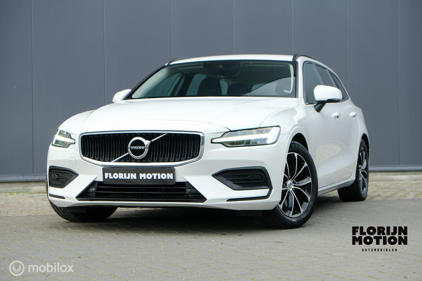 Volvo V60 - 2.0 B3 Business Pro | Trekhaak | Camera | Adaptieve cruise | Stuur en stoelverw. | rijklaa - AutoWereld.nl