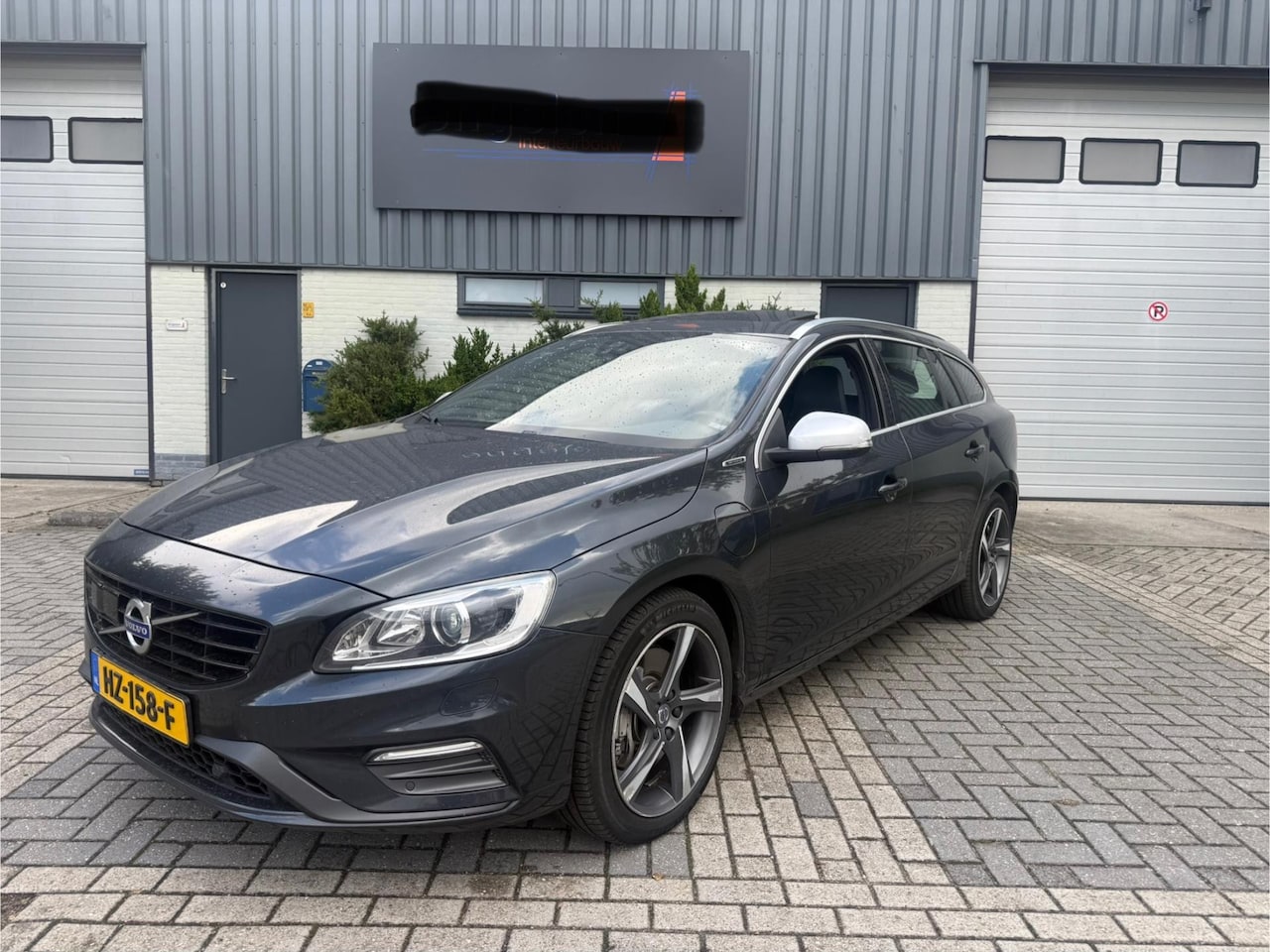 Volvo V60 - 2.4 D6 Twin Engine R-Design 2015 - AutoWereld.nl