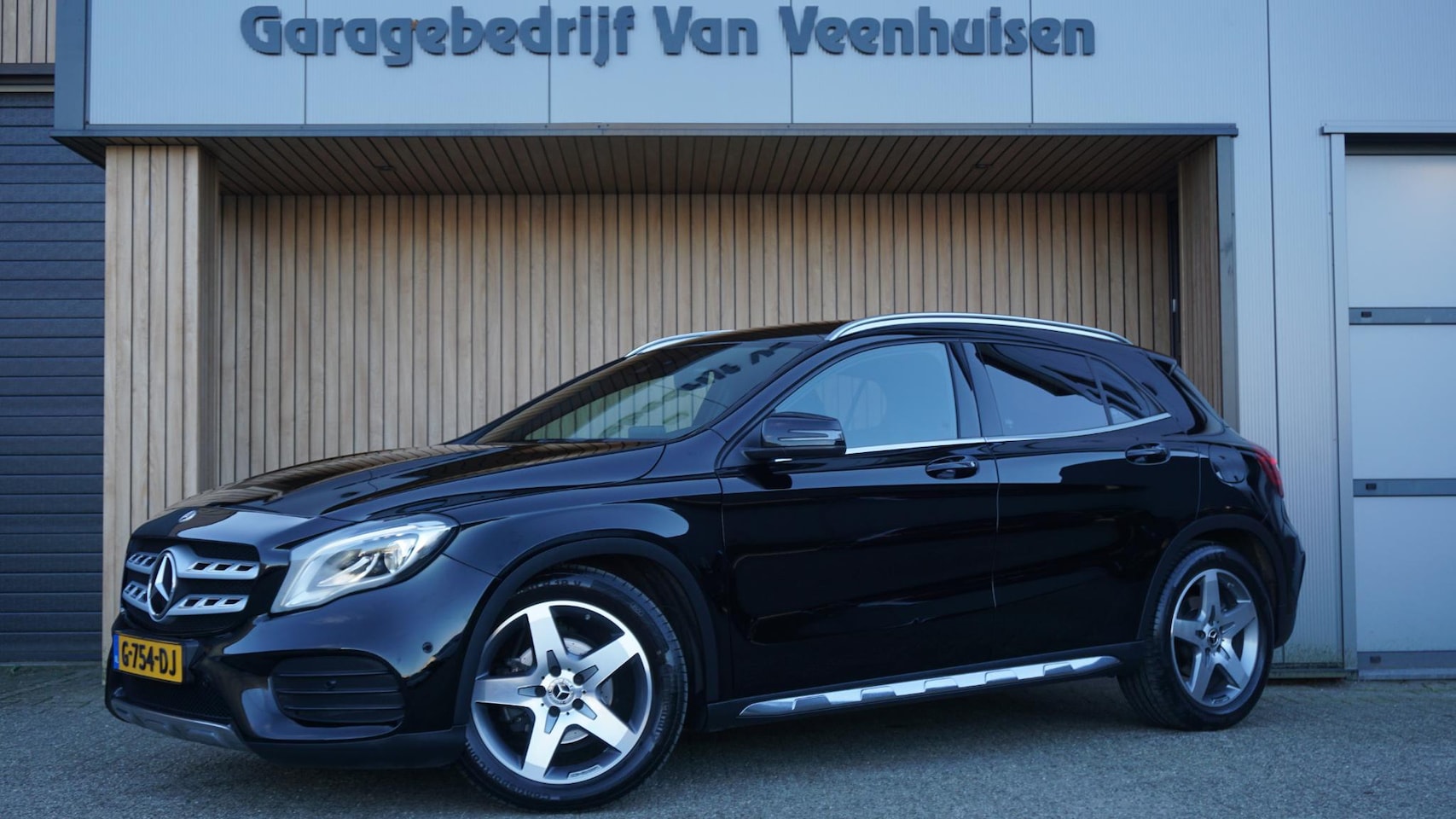 Mercedes-Benz GLA-Klasse - 180 122pk 2x AMG-Line Leder/Alcantara 18inch LM Keyless LED A-Camera *NL auto* 77686km! - AutoWereld.nl