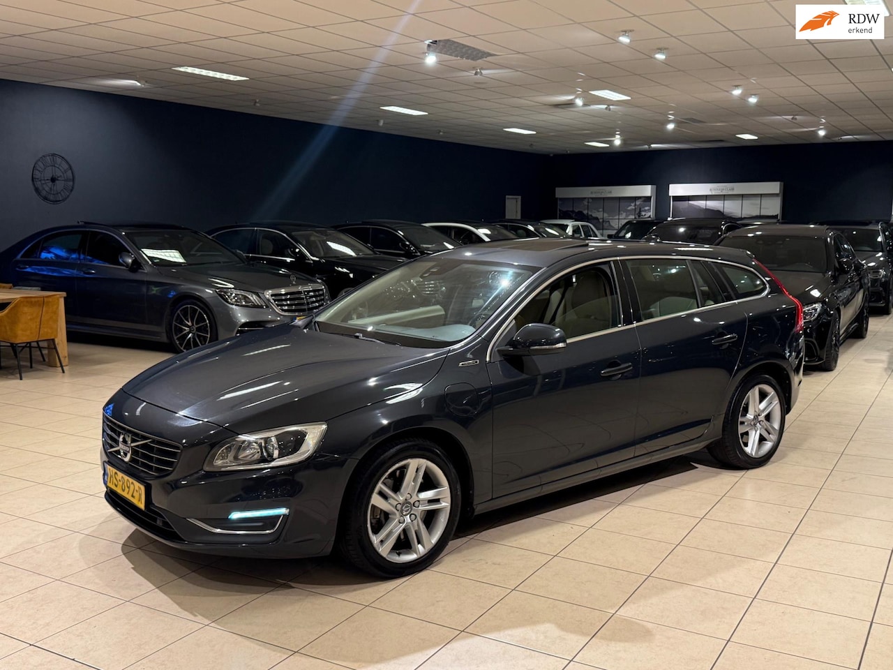 Volvo V60 - 2.4 D6 Twin Engine R-Design|Schuifdak|Xenon|Memory|Leder - AutoWereld.nl