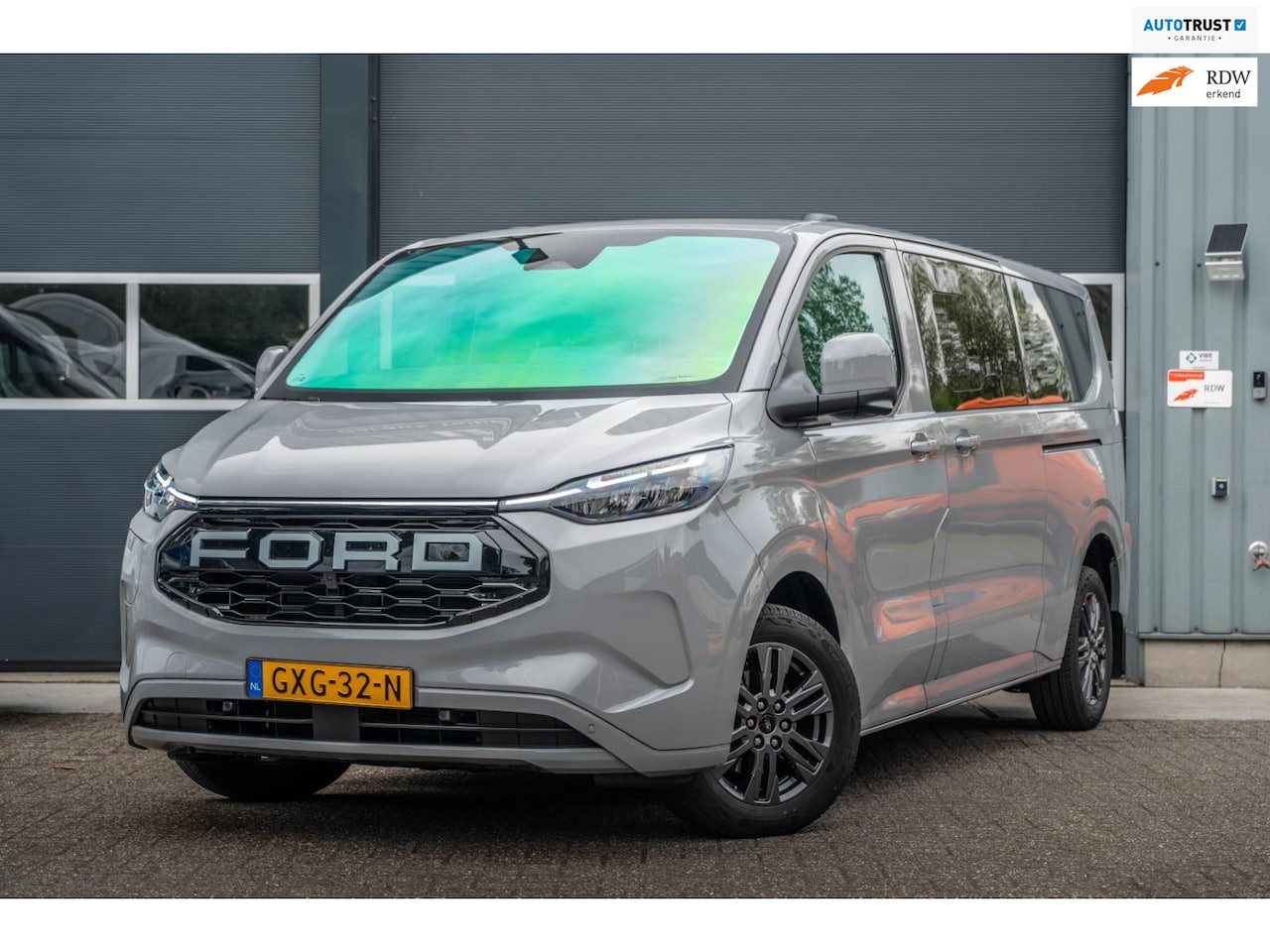 Ford Transit Custom - 340 2.5 PHEV L2H1 Limited 340 2.5 PHEV L2H1 Limited, RUIM, ZUINIG EN LUXE UITGEVOERD. VOOR 9 PERSONEN EN NOG VOLDOEN - AutoWereld.nl