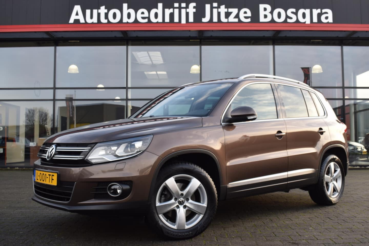 Volkswagen Tiguan - 1.4 TSi Sport&Style Panoramadak | Alcantara | ECC | Xenon | Standkachel | Volledig Onderho - AutoWereld.nl