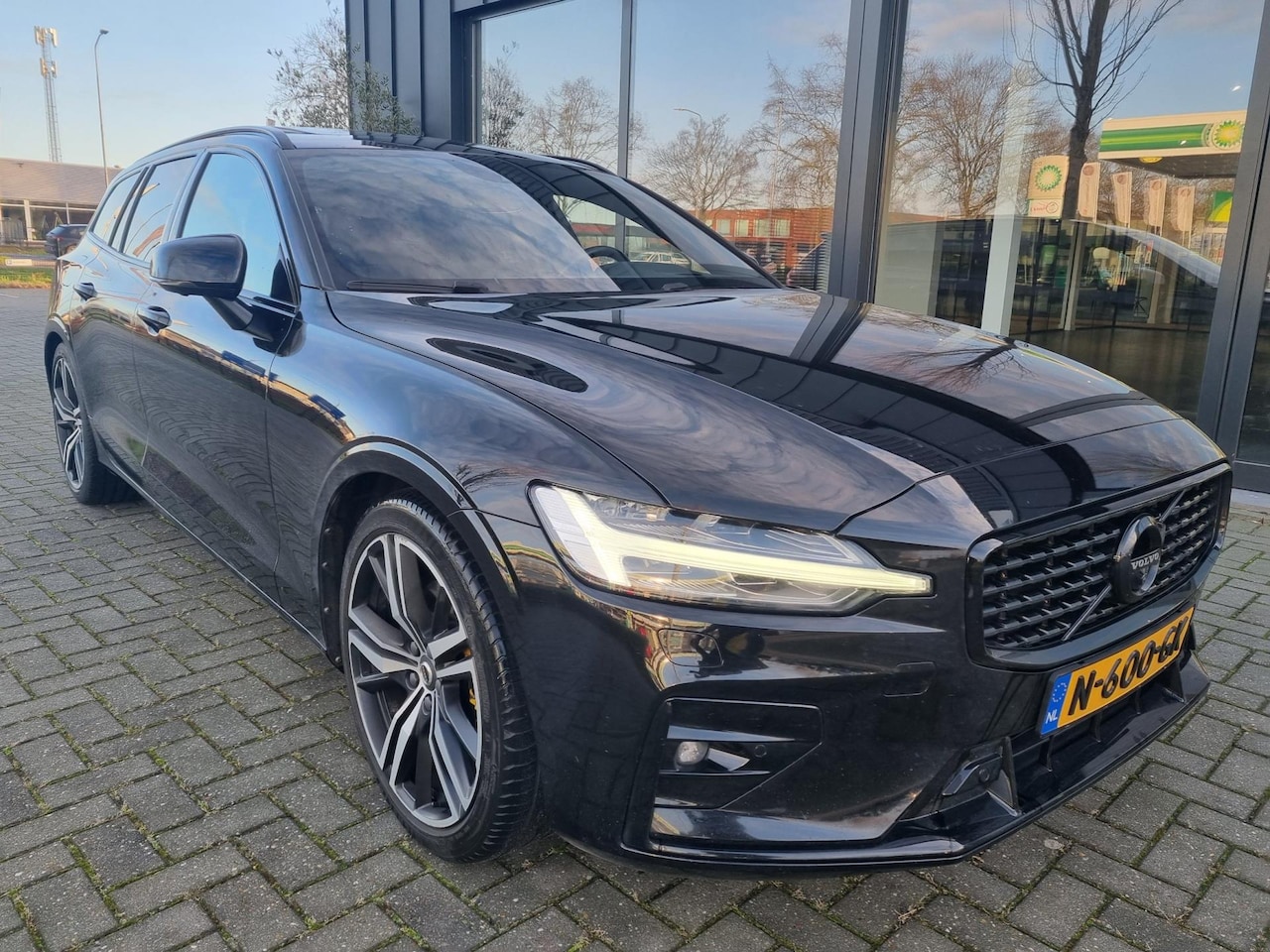 Volvo V60 - 2.0 B4 R-Design Leder Panodak HeadUp 197Pk - AutoWereld.nl