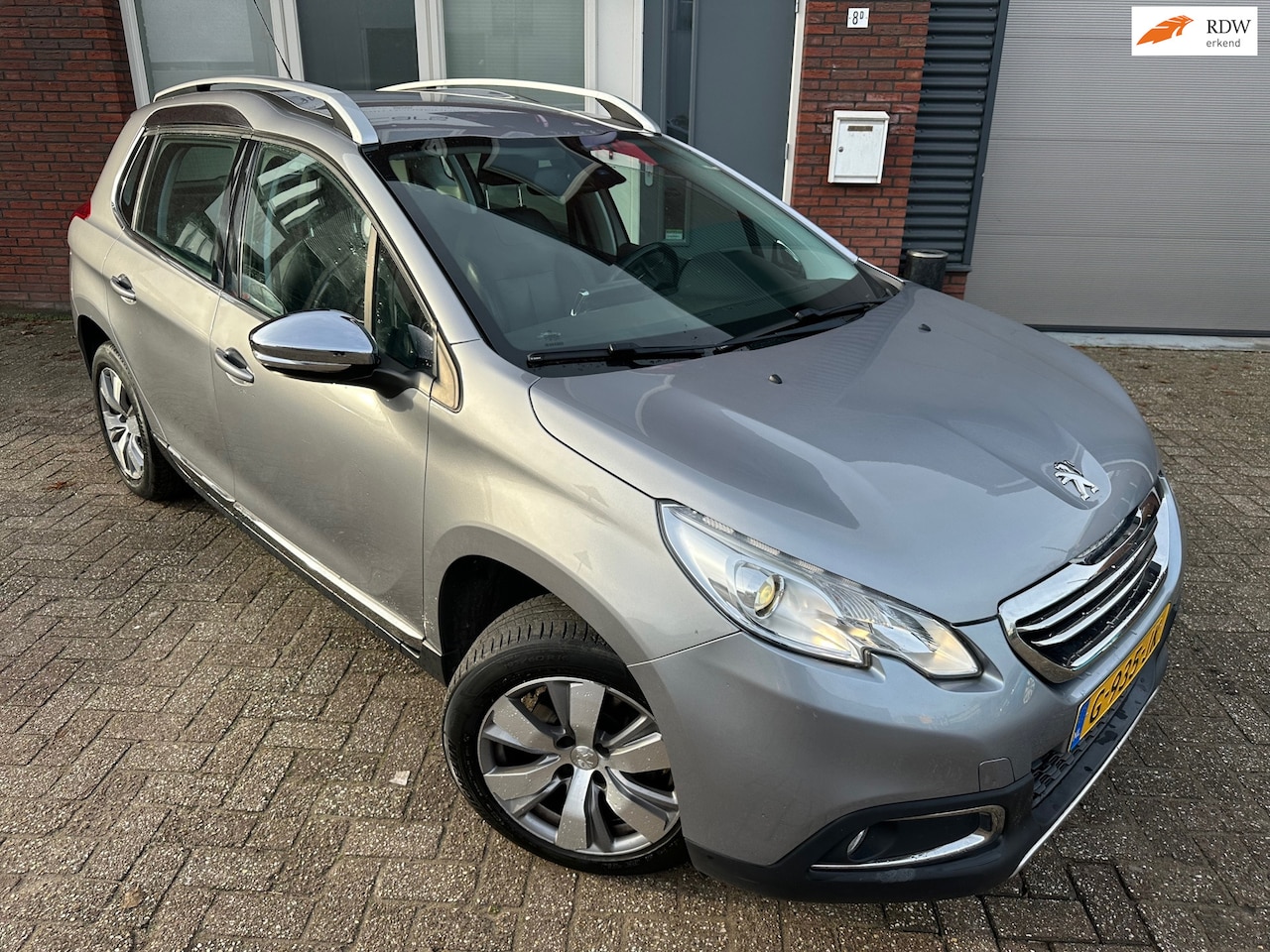 Peugeot 2008 - 1.2 PureTech Allure / Leder / Navi / PDC / Clima / Cruise - AutoWereld.nl
