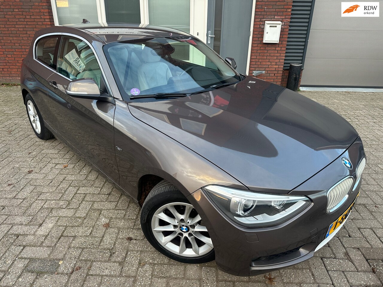 BMW 1-serie - 116i Business+ / Leder / Navi / PDC / Stoelverwarming - AutoWereld.nl