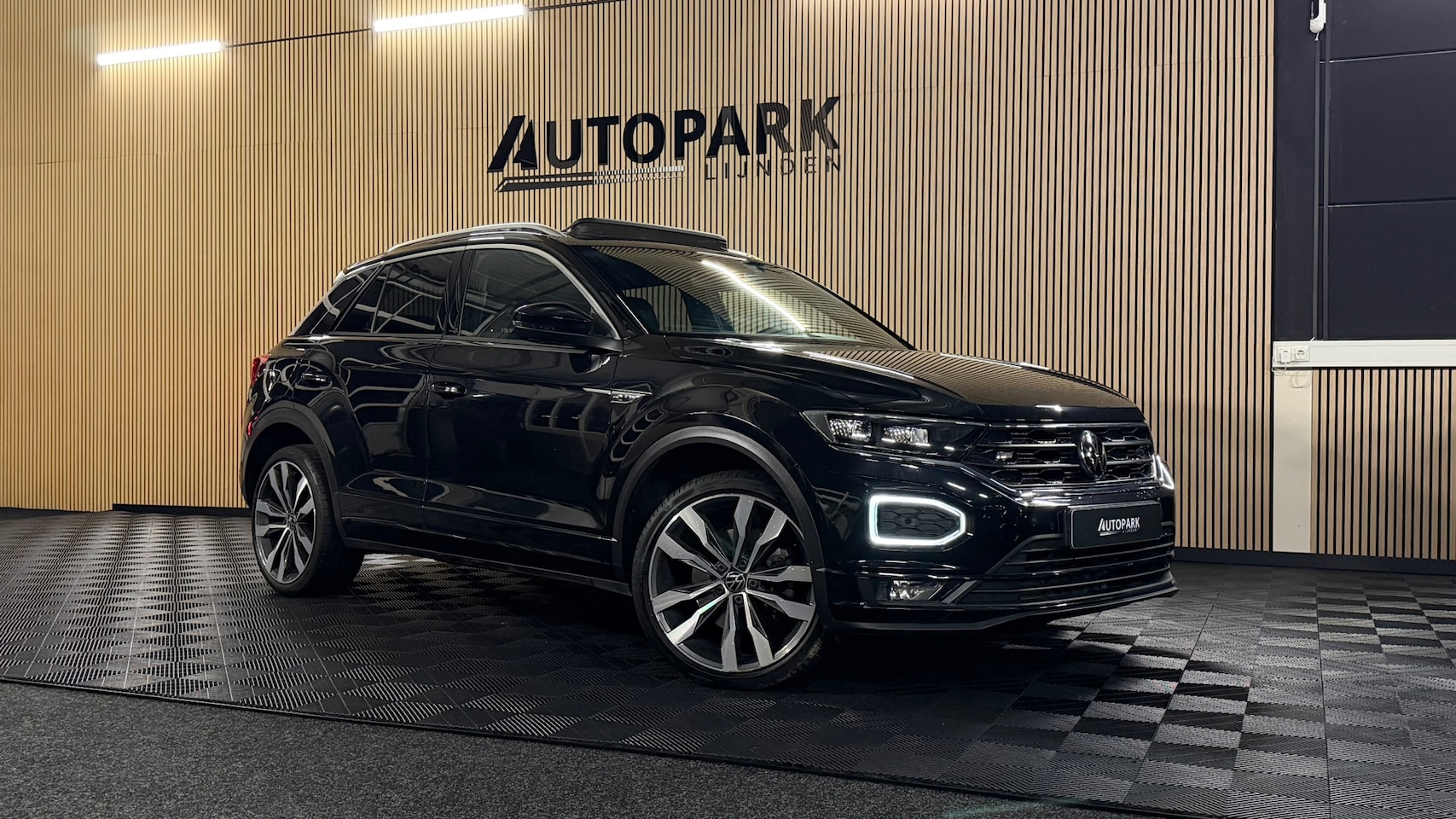 Volkswagen T-Roc - 1.5 TSI Sport Business 3X R-Line PANO|VIRTUAL|DEALER ONDERHOUDEN|CARPLAY|CAMERA|SFEERVERLI - AutoWereld.nl