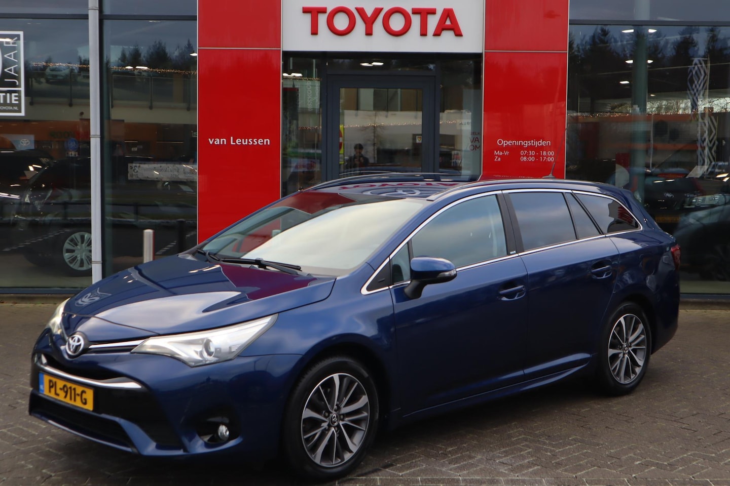 Toyota Avensis Touring Sports - 1.8 VVT-i DYNAMIC AUTOMAAT NAVI KEYLESS CAMERA TREKHAAK PRIVACY-GLASS LM-VELGEN - AutoWereld.nl