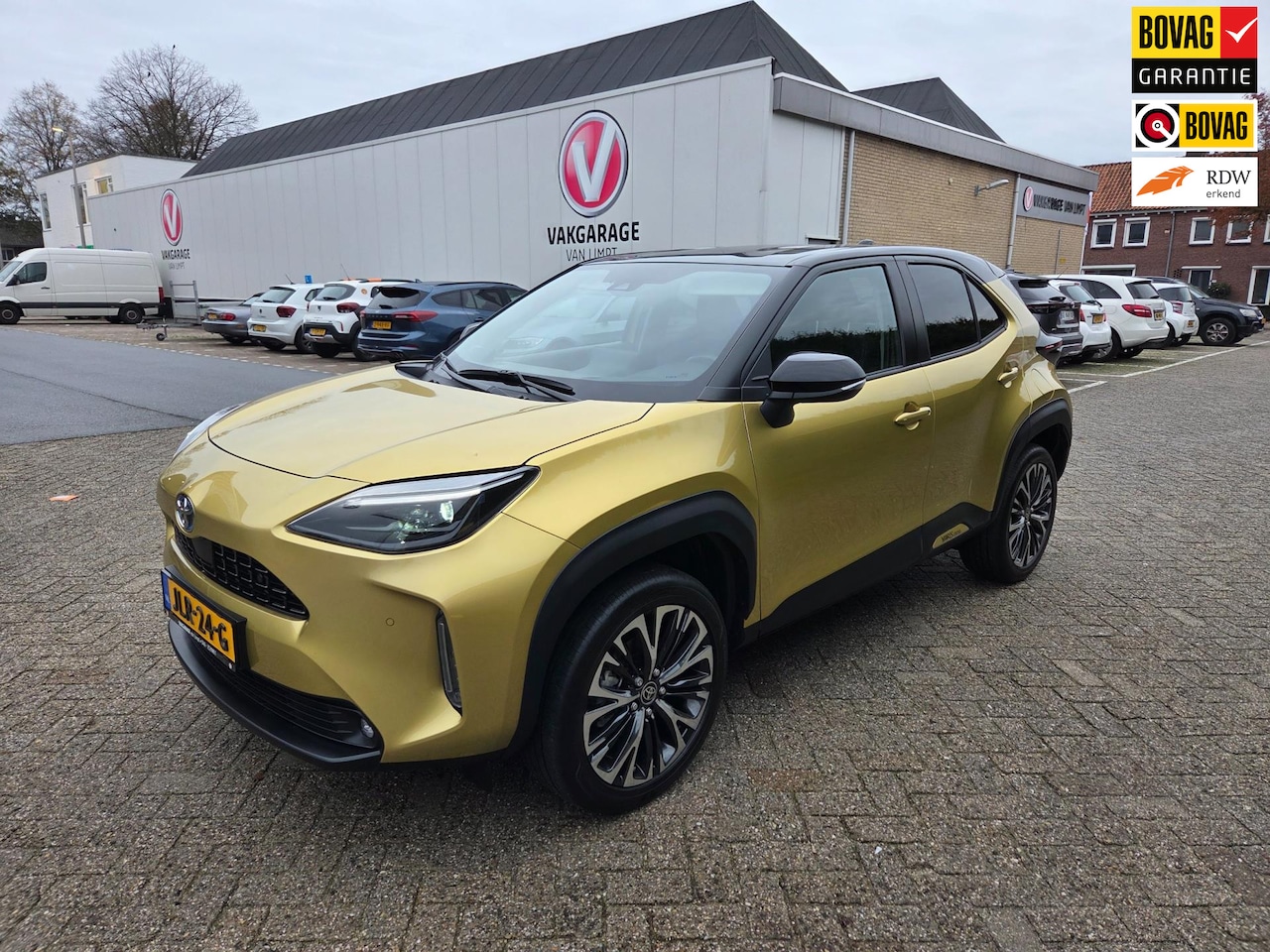 Toyota Yaris Cross - 1.5 Hybrid Executive | Navigatie | 18"LM-velgen | 2-Tone Lakkleur | Halflederen bekleding - AutoWereld.nl