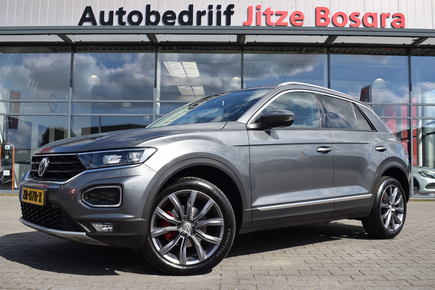 Volkswagen T-Roc - 1.5 TSi 150pk Sport LED | Panoramadak | Virtual | Carplay | Trekhaak | 18 Inch LMV - AutoWereld.nl