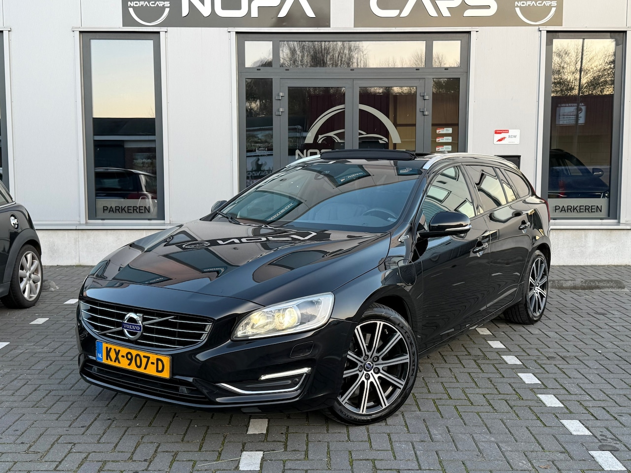 Volvo V60 - 2.4 D5 Twin Engine Special Edition|xenon|Pano|Leer - AutoWereld.nl