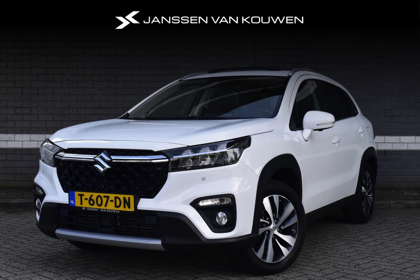 Suzuki S-Cross - 1.4 Boosterjet Style Smart Hybrid / Panoramadak / 360 Camera / Carplay / Navi / Keyless - AutoWereld.nl