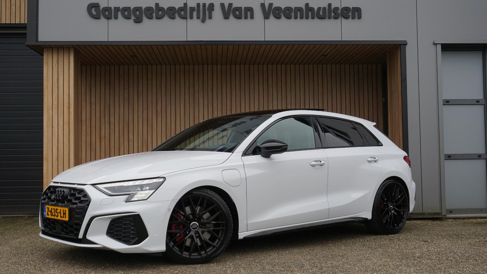 Audi A3 Sportback - 45 TFSI e 245pk 3x S-Line & Competition *Black Optik* Pano.Dak 19inch B&O Ambiance verlich - AutoWereld.nl