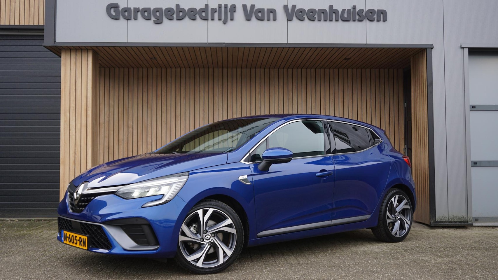 Renault Clio - 1.6 E-Tech Hybrid 140pk R.S. Line Navi 17inch LM Sporstoelen LED *NL auto* IronBlauw Metal - AutoWereld.nl