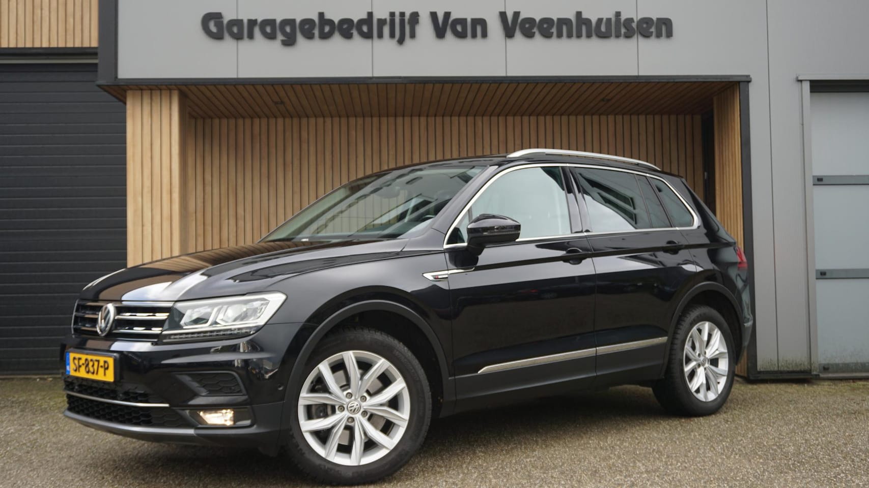 Volkswagen Tiguan - 2.0 TSI 180pk DSG 4Motion Highline Pano.Dak Virtual Elek.Trekhaak 18inch LM Adaptive Cruis - AutoWereld.nl