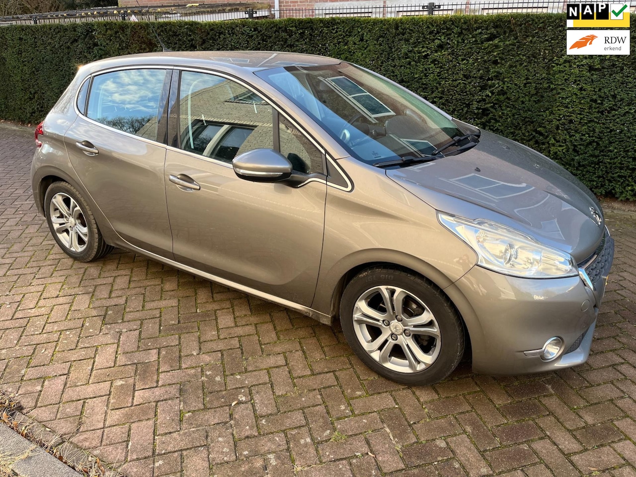Peugeot 208 - 1.6 VTi Allure carplay android auto - AutoWereld.nl