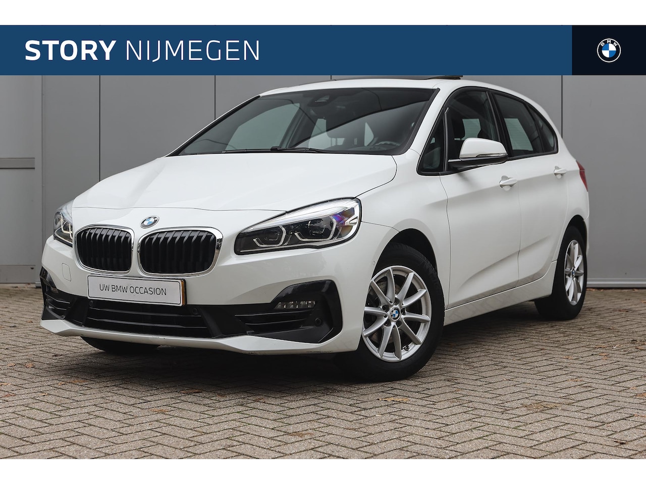 BMW 2-serie Active Tourer - 218i Executive Automaat / Panoramadak / Trekhaak / Sportstoelen / Achteruitrijcamera / LED - AutoWereld.nl